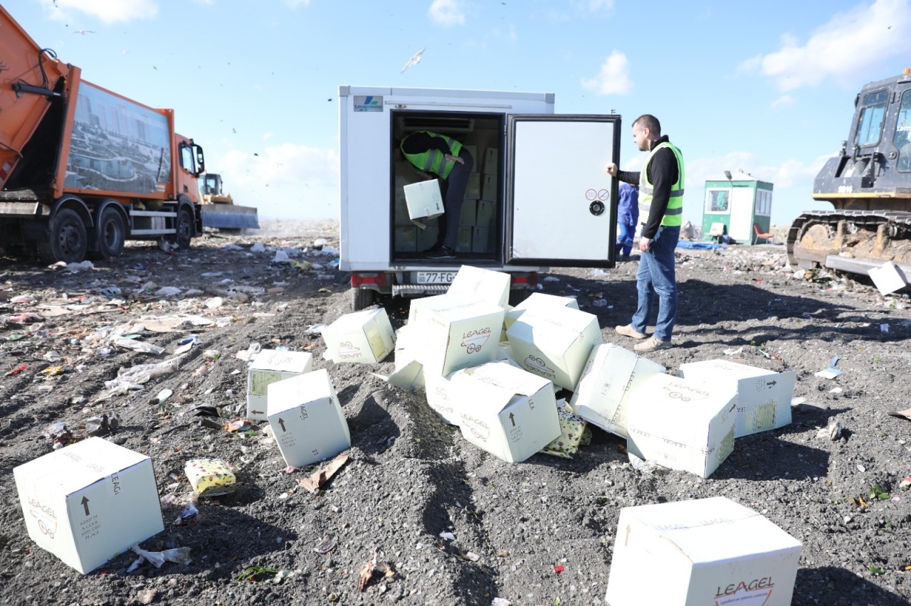 Bu dondurmalar torpağa basdırıldı - VİDEO (FOTO)